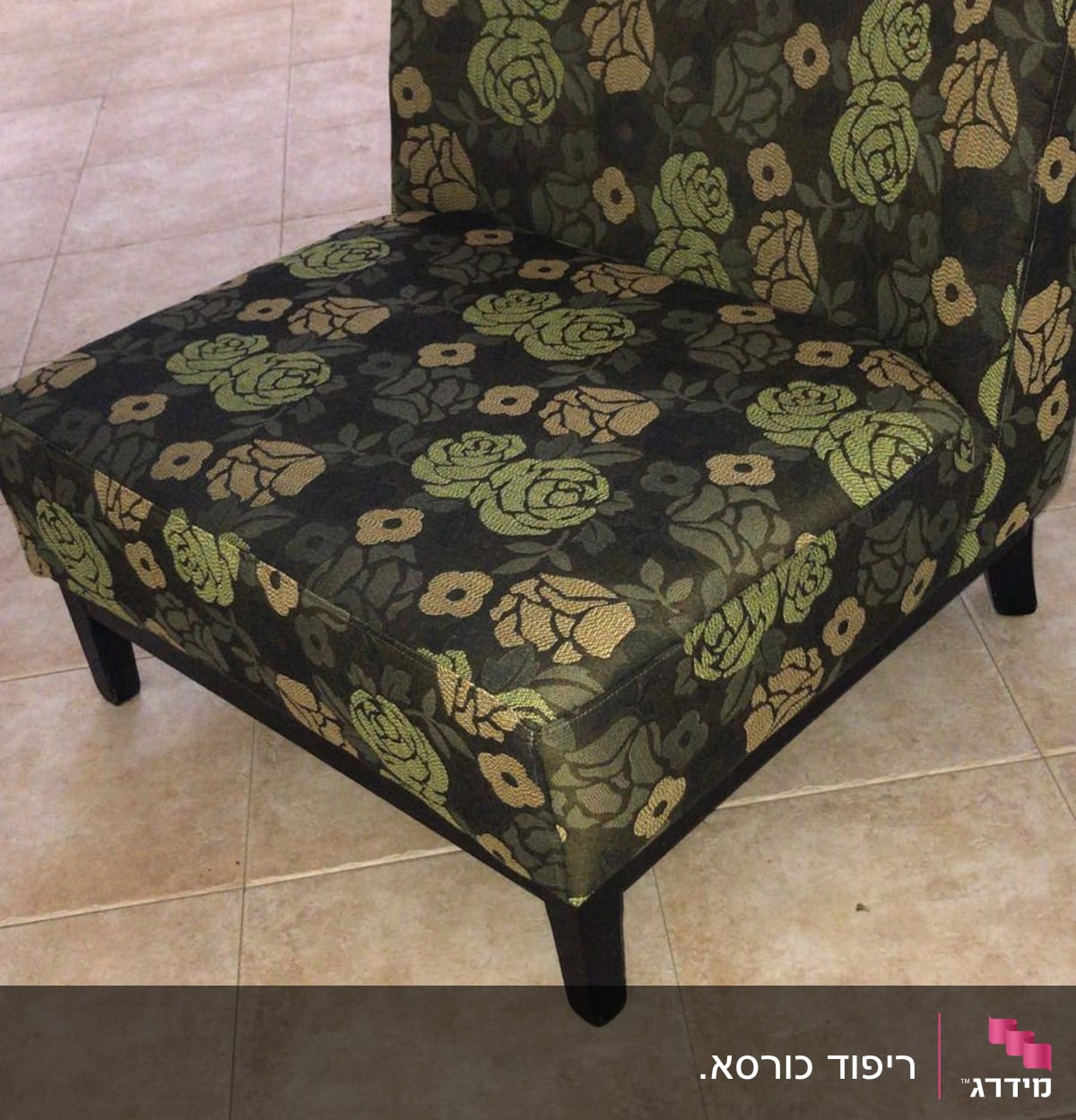 כורסה עם ריפוד פרחוני ירוק ושחור